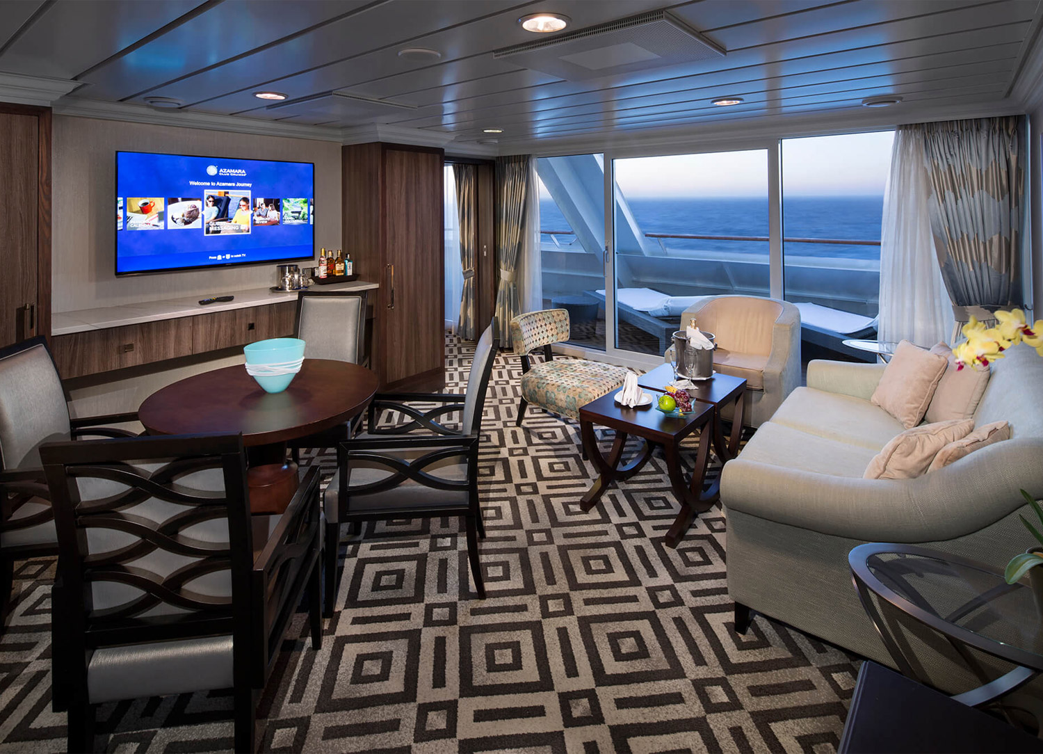 Club World Owner's Suite - Living Room