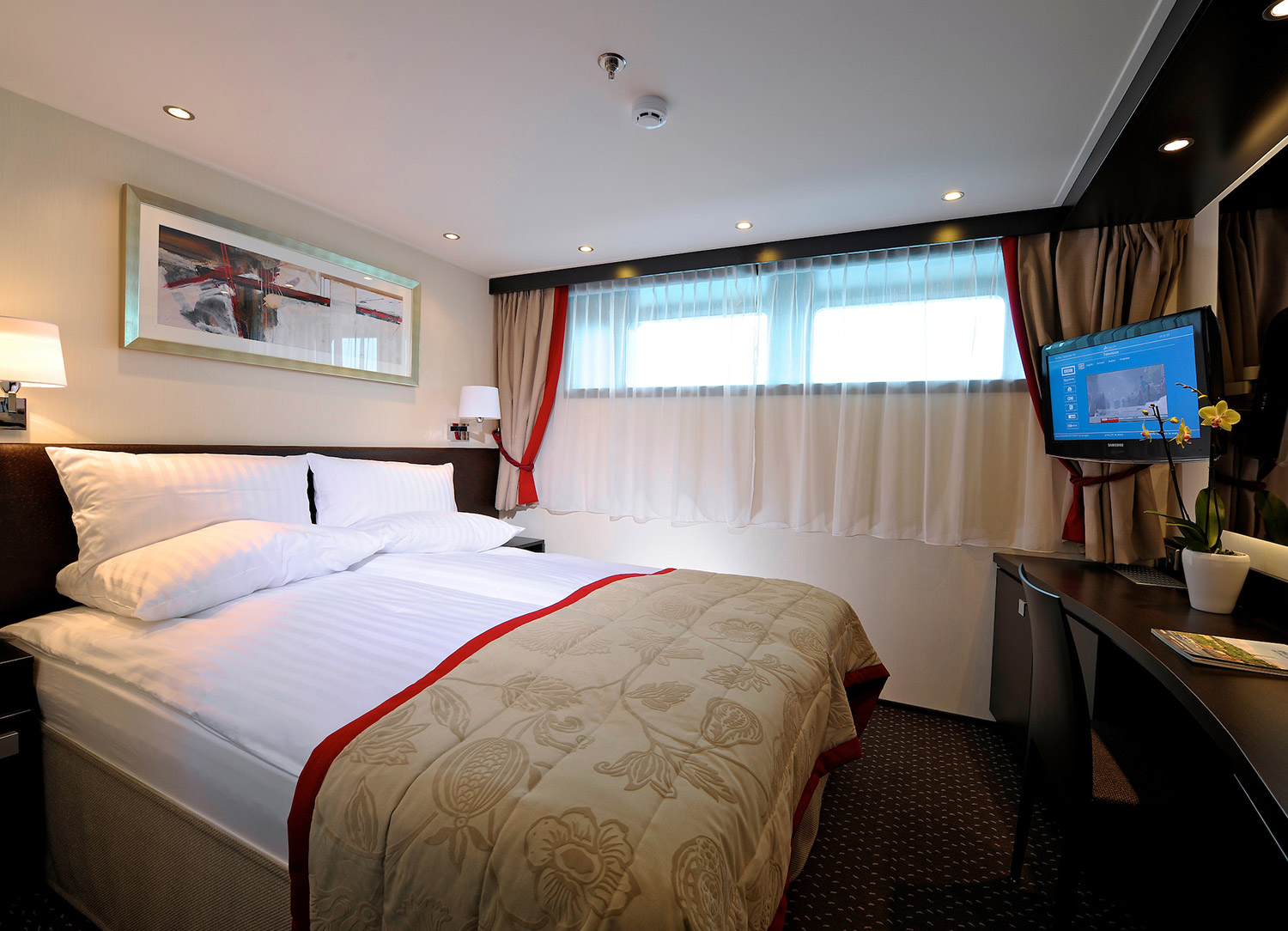 Deluxe Stateroom - Bedroom