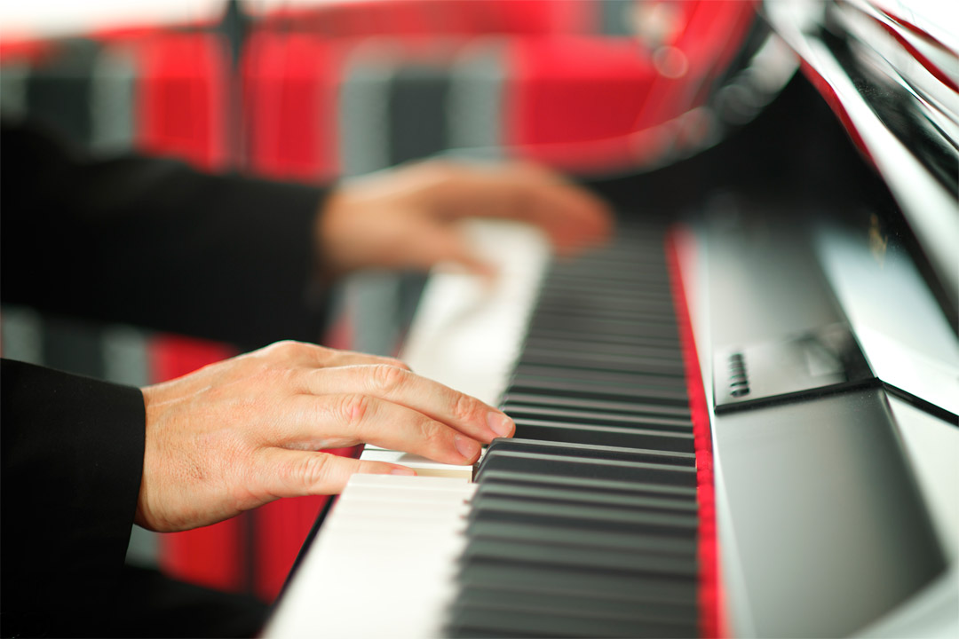  Enjoy piano music in the Panorama Lounge.