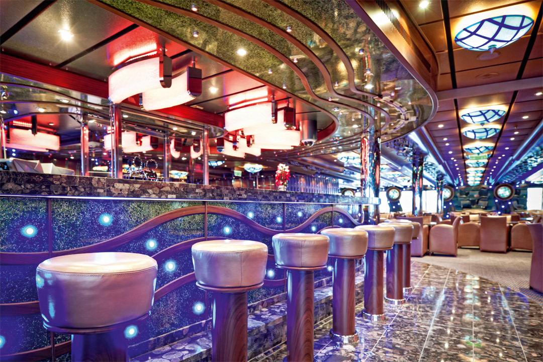  Enjoy a night of dancing and cocktails in the Grand Topkapi Bar. 
