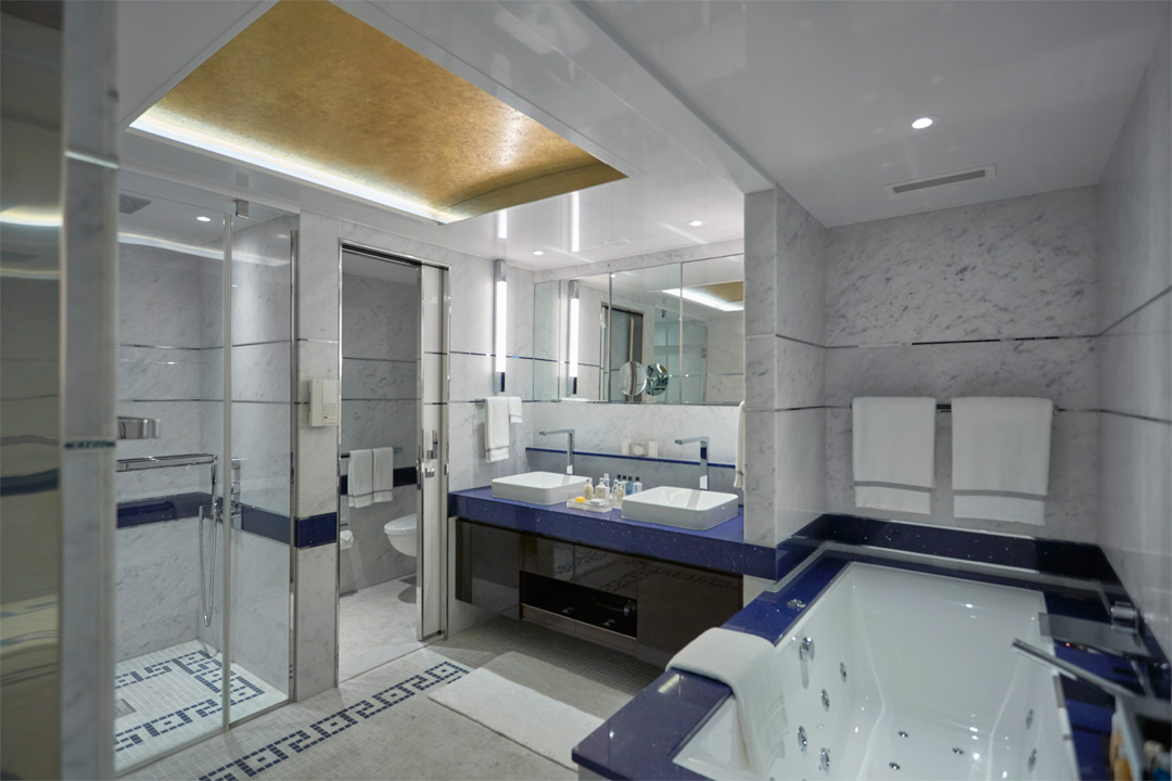  An opulent suite bathroom. 