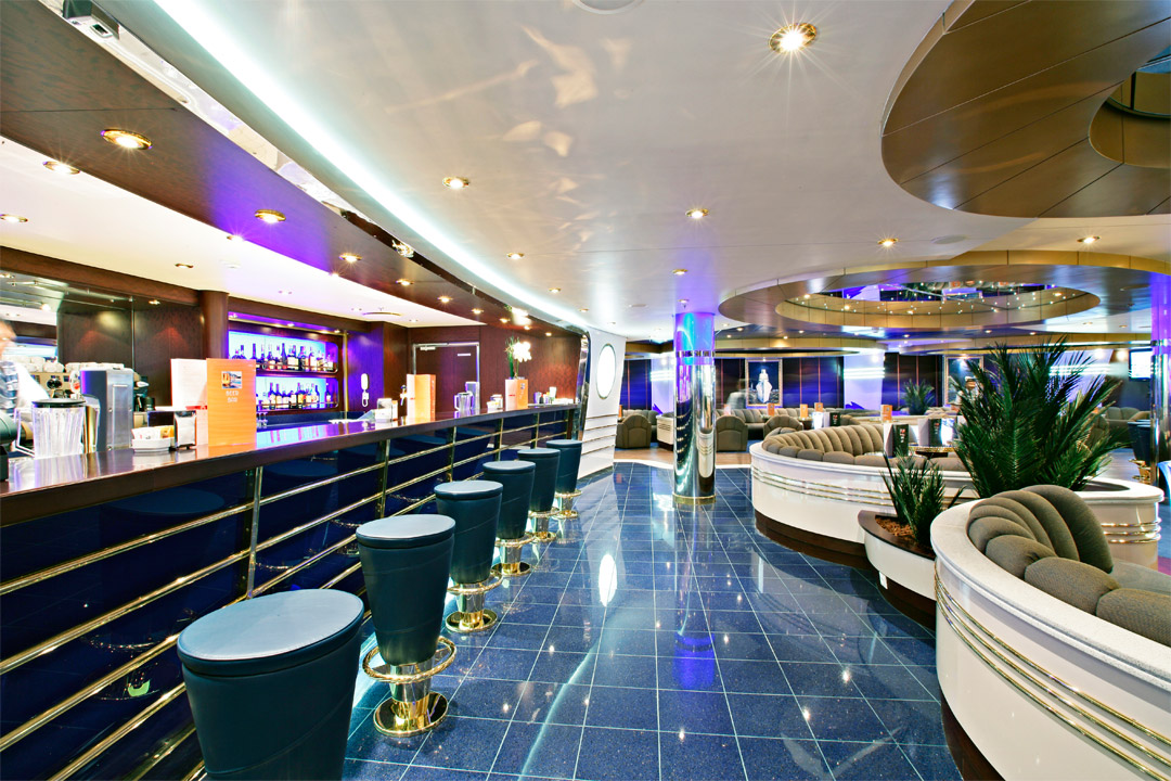  <em>MSC Fantasia</em> has 13 wonderful bars and lounges, so no matter where you are on the ship, convenience is only steps away! 