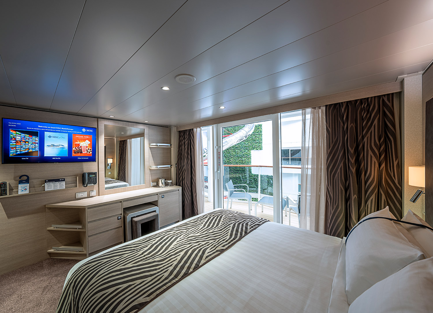 Deluxe Balcony with Promenade and Ocean View - Bedroom
