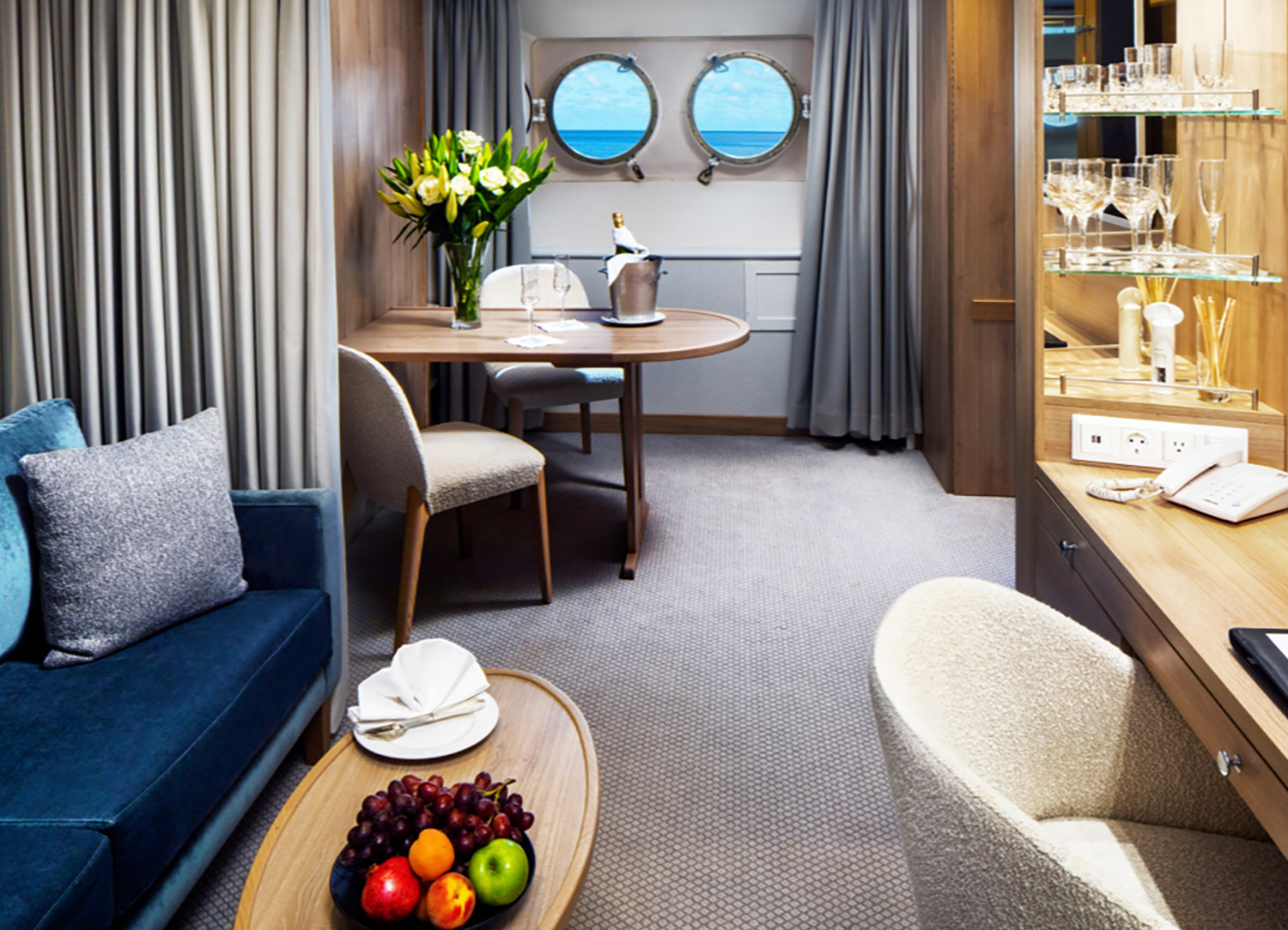 Commodore Suite - Living Area