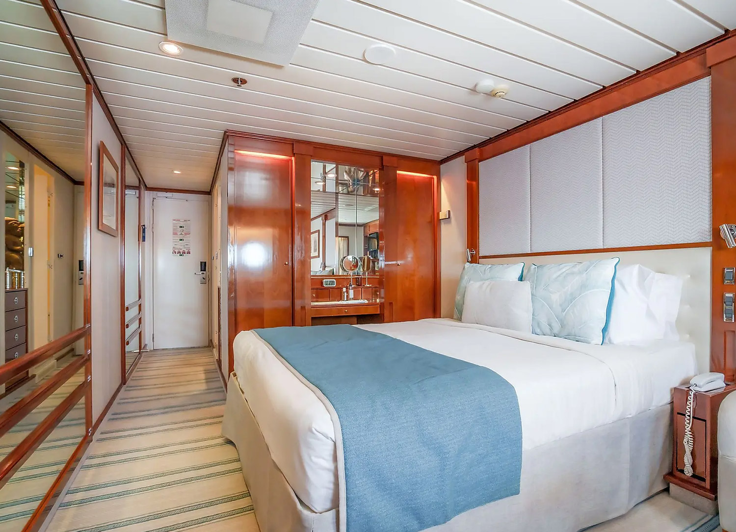 Porthole Stateroom - Bedroom