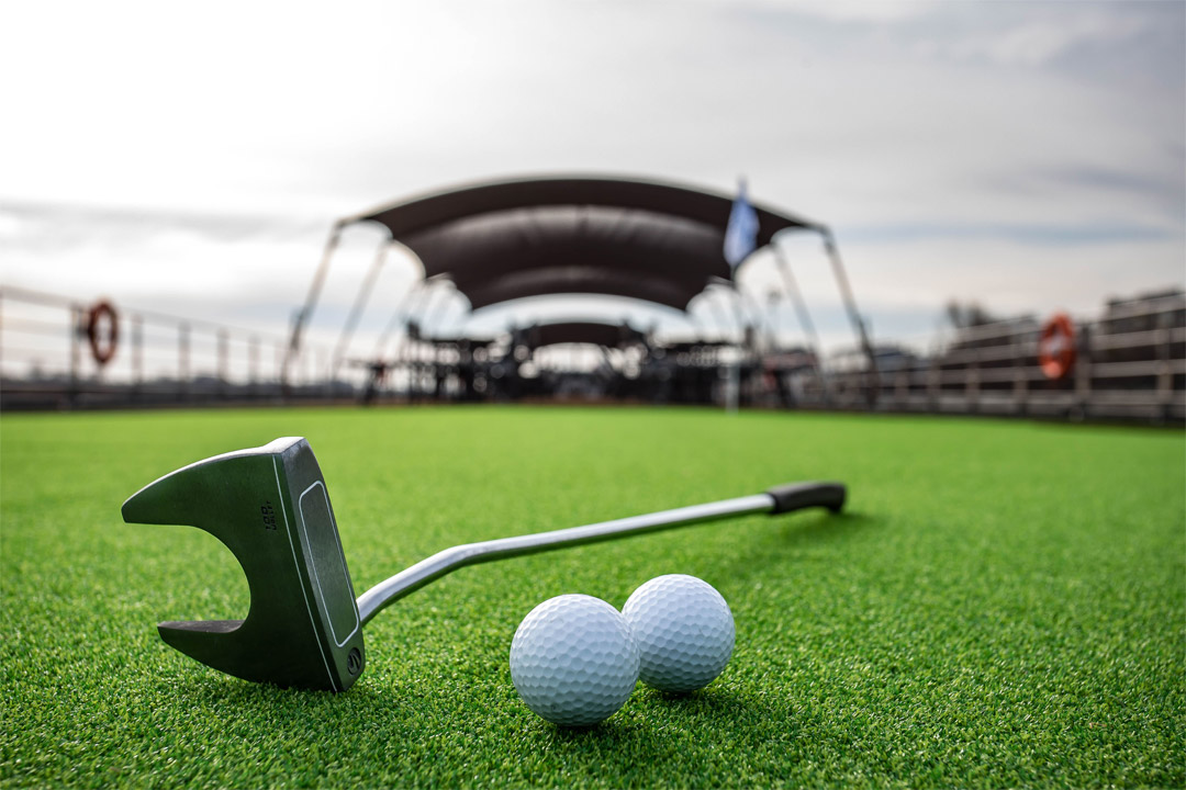  You can practice your golf swing at the putting green on the sundeck! 