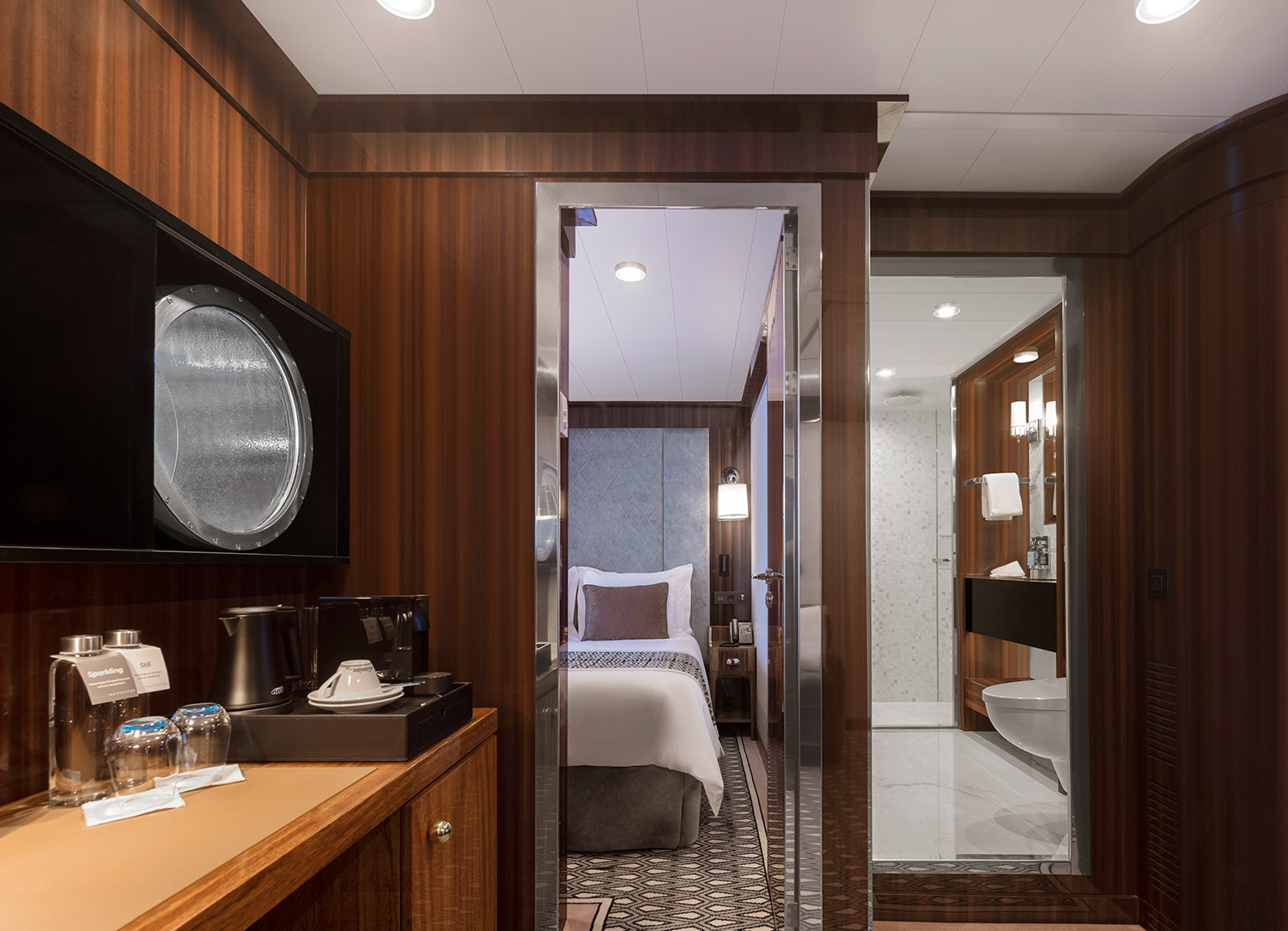Veranda Deluxe Stateroom - Bedroom