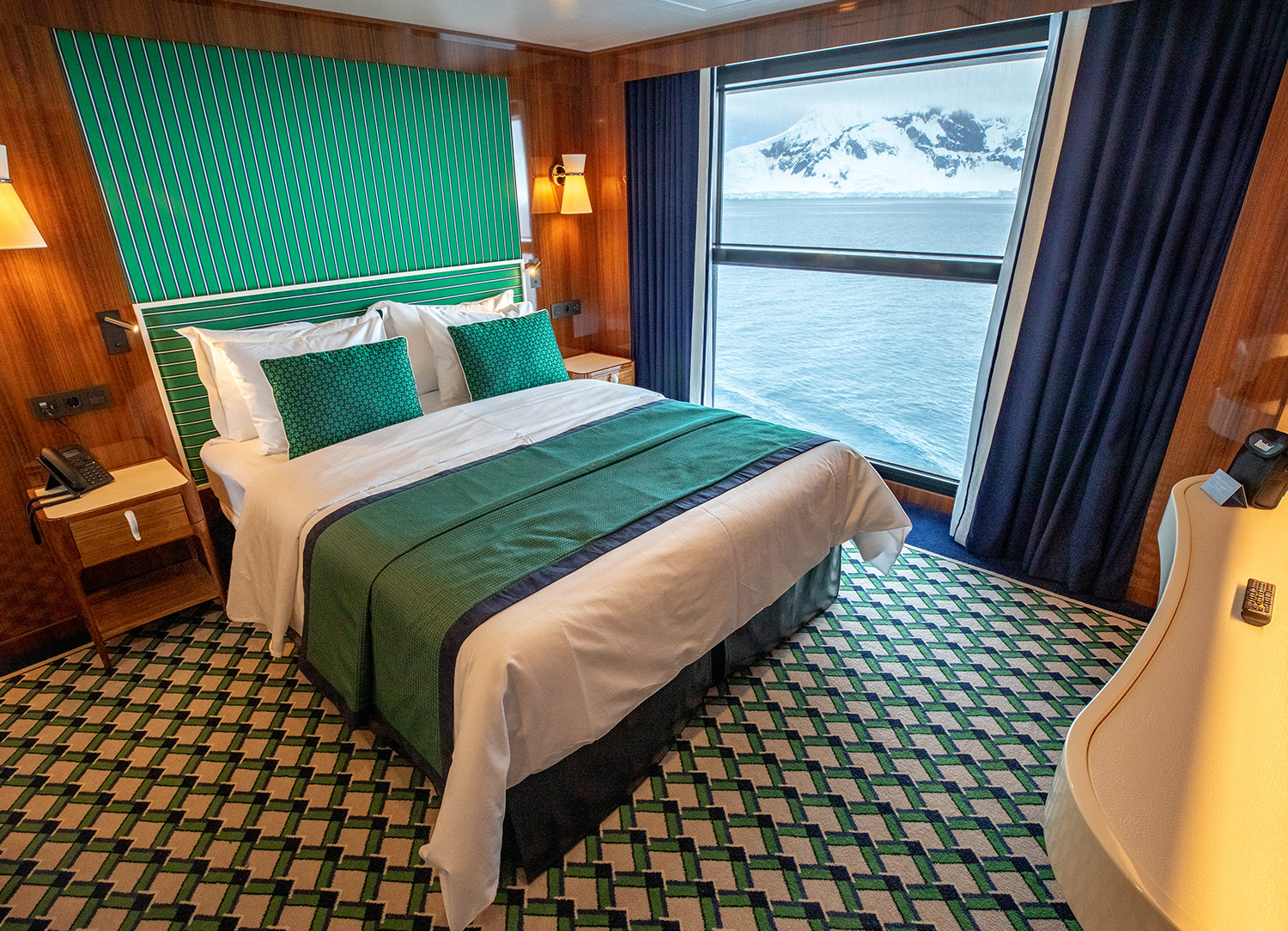 Horizon Deluxe Stateroom - Bedroom