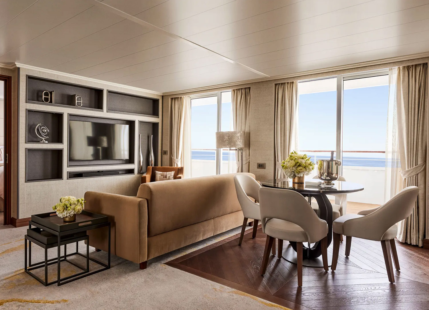 Junior Crystal Penthouse Suite - Living Room